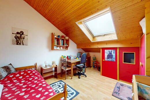 zimmer / schlafzimmer mit dachfenster, wood finish floor, holzfußboden, zusätzliches zimmer, und inside property