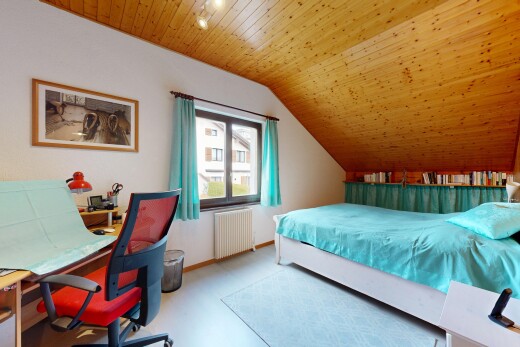 zimmer / schlafzimmer mit natural light, natürliches licht, bürobereich, kühler, und inside property