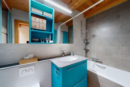 bad mit komplettes badezimmer, schminktisch, kombiniertes bad / dusche, inside property, und waschbecken