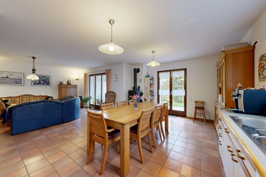 wohn- / esszimmer mit holzofen, inside property, drywall, gipskartonwand, und natural light