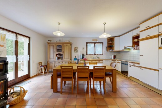 küche mit küchenrückwand beim Herd, küchenrückwand beim herd, pendelleuchte, arbeitsplatten, und tile floor