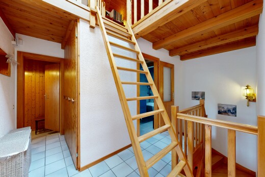 treppe mit wood ceiling, holzdecke, inside property, tile floor, und fliesenboden
