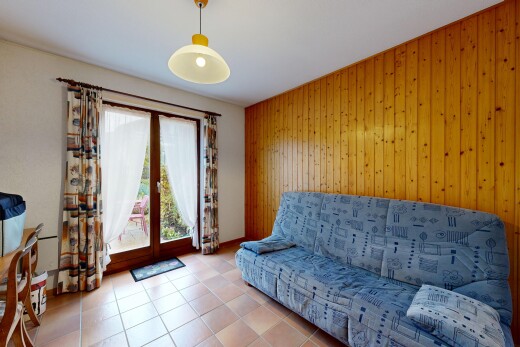 wohnzimmer mit natürliches licht, natural light, holzwand, wood wall, und inside property