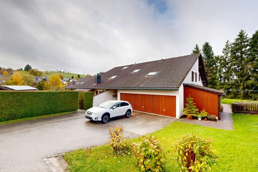 außenansicht mit property visible, zaun, auffahrt, rasen, und garage angeschlossen