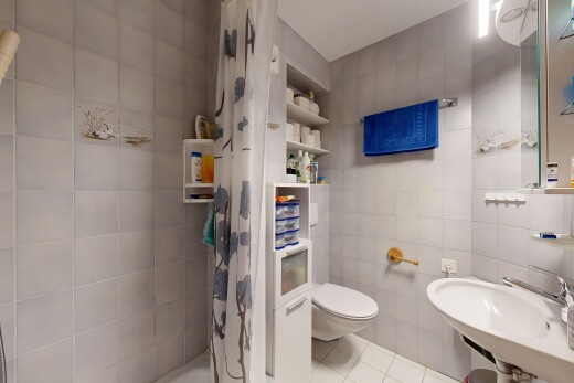 bad mit tile wall, fliesenwand, spiegel, tile floor, und fliesenboden