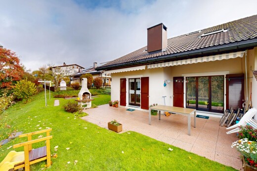 außenansicht mit rasen, terrasse, schornstein, property visible, und stuckverkleidung