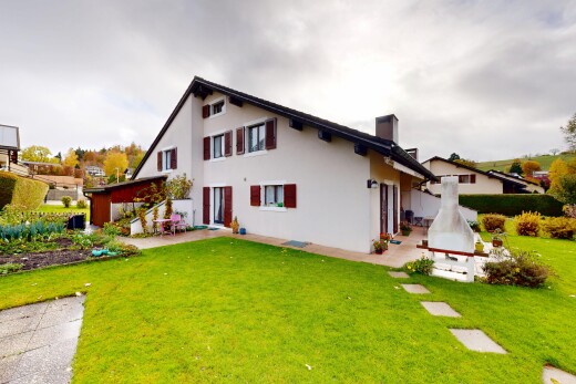 außenansicht mit rasen, property visible, schornstein, overcast, und stuckverkleidung