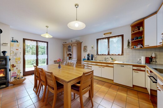 küche mit küchenrückwand beim Herd, küchenrückwand beim herd, holzofen, tile floor, und fliesenboden