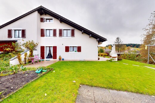 außenansicht mit overcast, rasen, property visible, terrasse, und stuckverkleidung