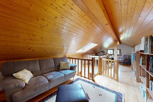 wohnzimmer mit dachfenster, wood finish floor, holzfußboden, beamed ceiling, und balkendecke