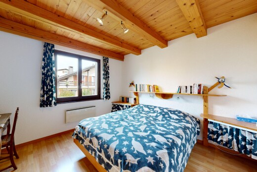 zimmer / schlafzimmer mit natural light, natürliches licht, beamed ceiling, balkendecke, und wood finish floor