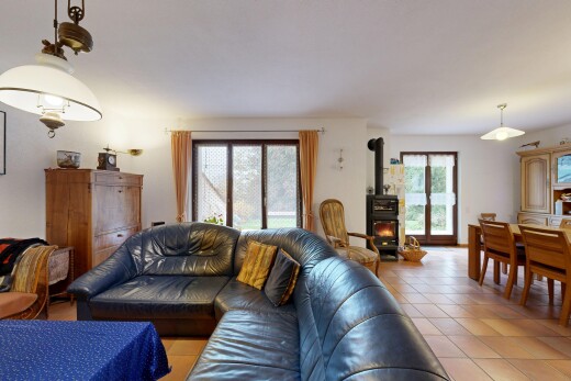 wohn- / esszimmer mit natural light, natürliches licht, inside property, holzofen, und tile floor