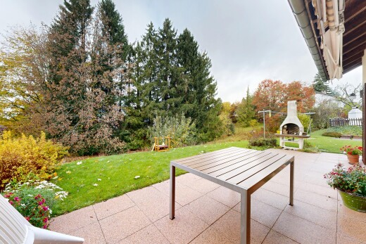 terrasse mit terrasse, rasen, overcast, kamin, und from property