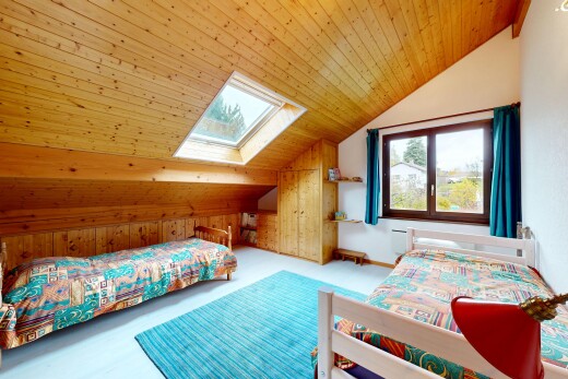 zimmer / schlafzimmer mit zusätzliches zimmer, wood wall, holzwand, inside property, und vaulted ceiling