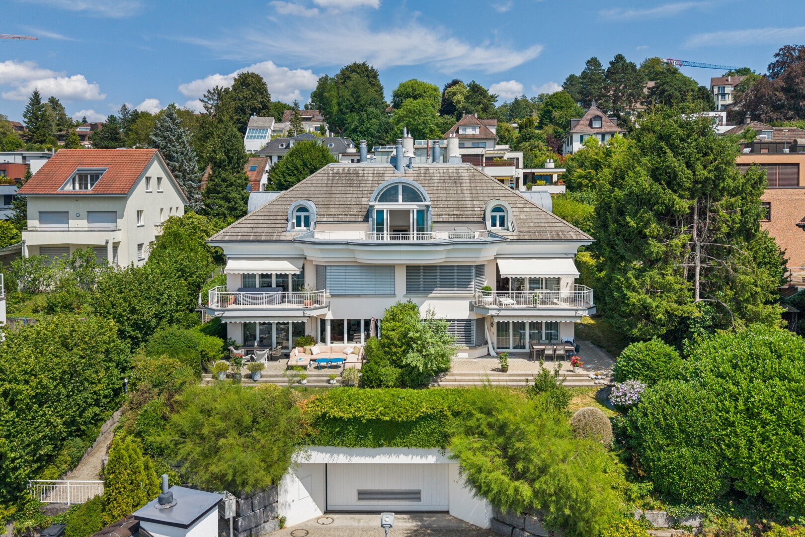 außenansicht mit balkon, drone view, day time, terrasse, und markise