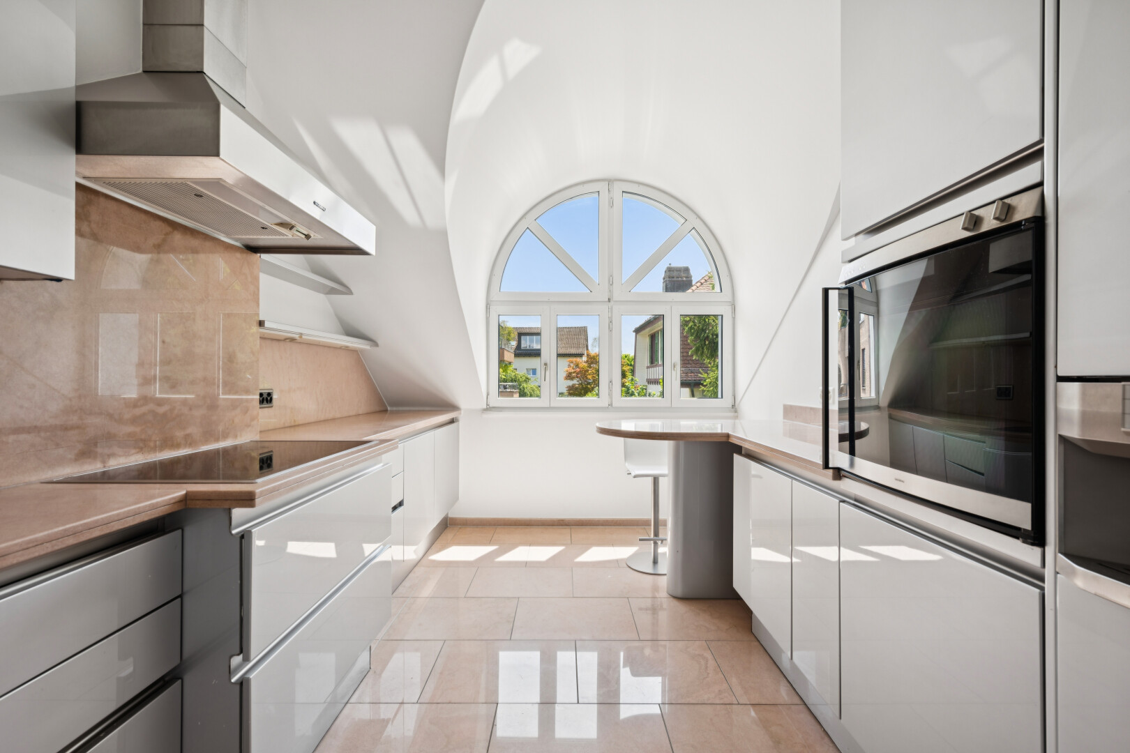 küche mit dunstabzugshaube, light floor, arbeitsplatten, light countertops, und day time