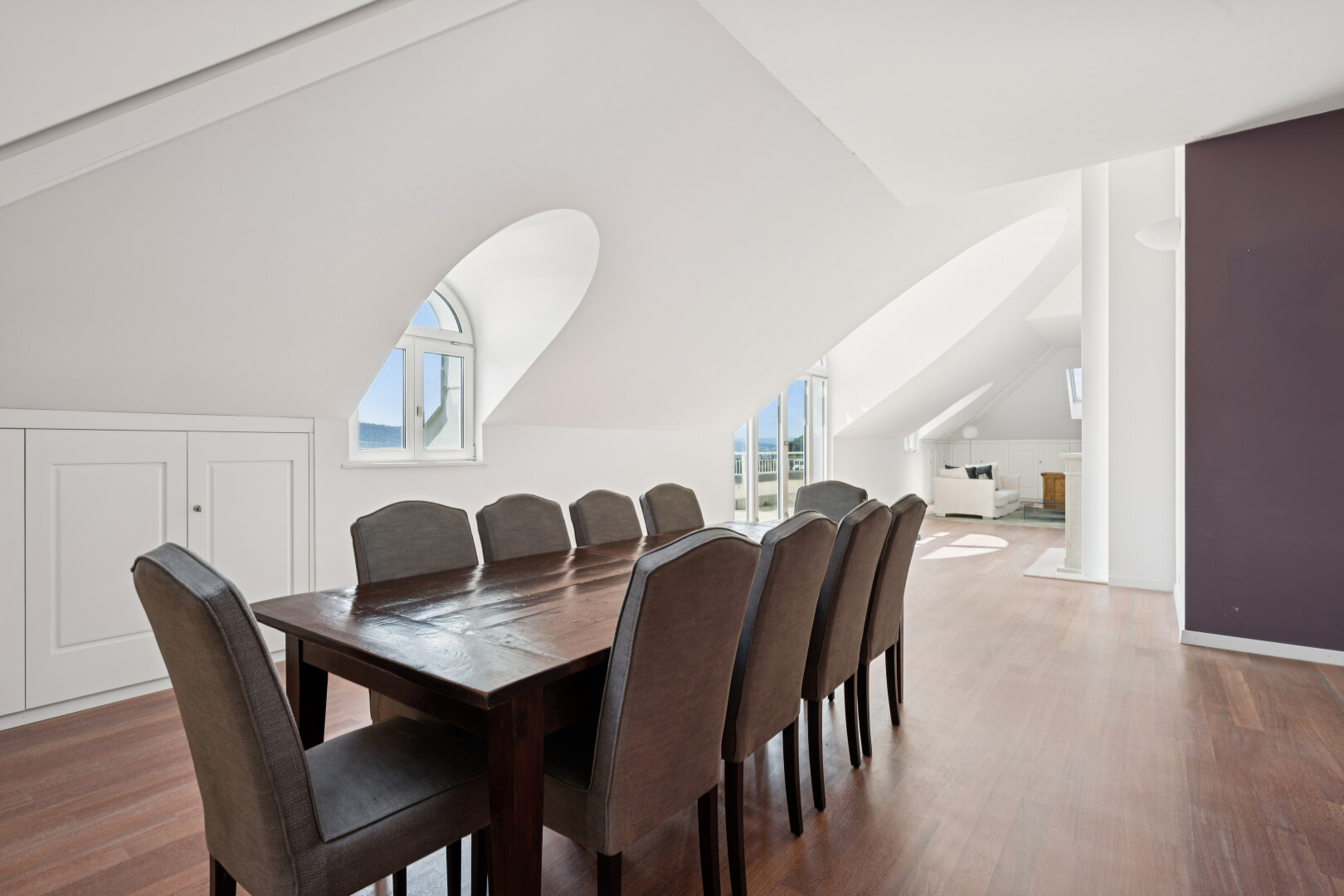 esszimmer mit wood finish floor, holzfußboden, drywall, gipskartonwand, und vaulted ceiling