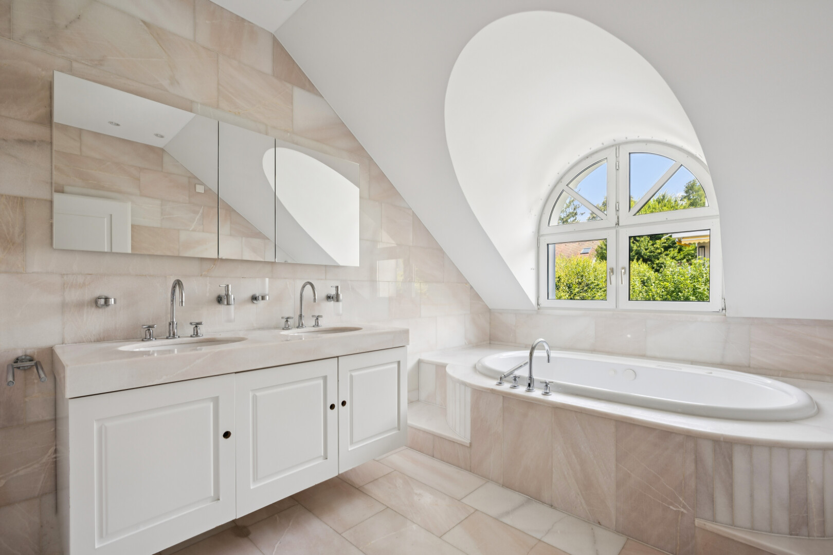 bad mit doppelwaschtisch, komplettes badezimmer, bad, light floor, und fliesenwand