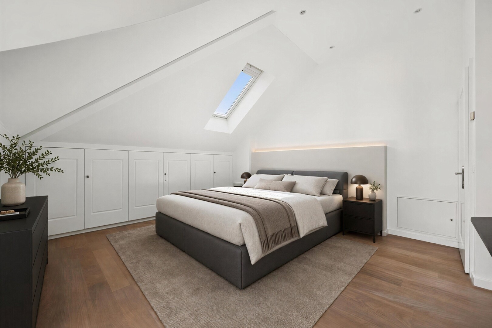 zimmer / schlafzimmer mit dachfenster, dachschräge, vaulted ceiling, holzfußboden, und wood finish floor