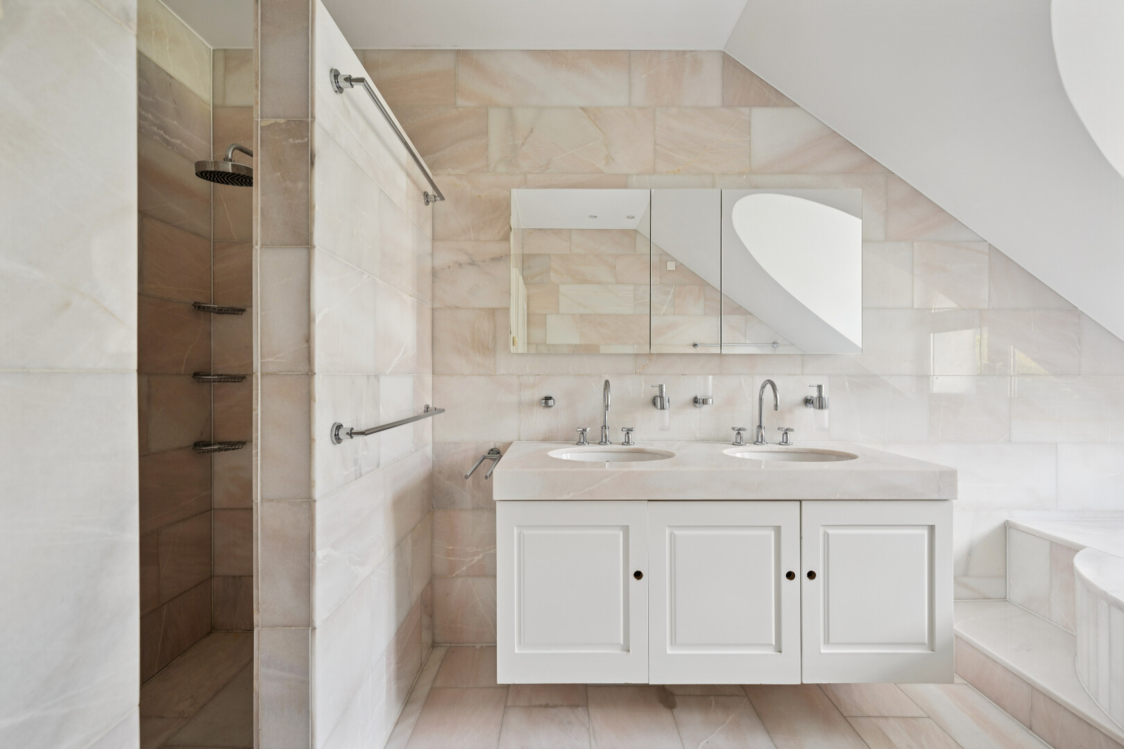 bad mit doppelwaschtisch, komplettes badezimmer, tile wall, fliesenwand, und waschbecken