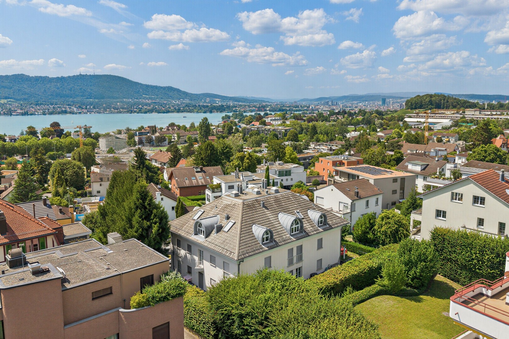 blick auf die berge mit residential view, wohngebietblick, day time, neighborhood view, und mountain view
