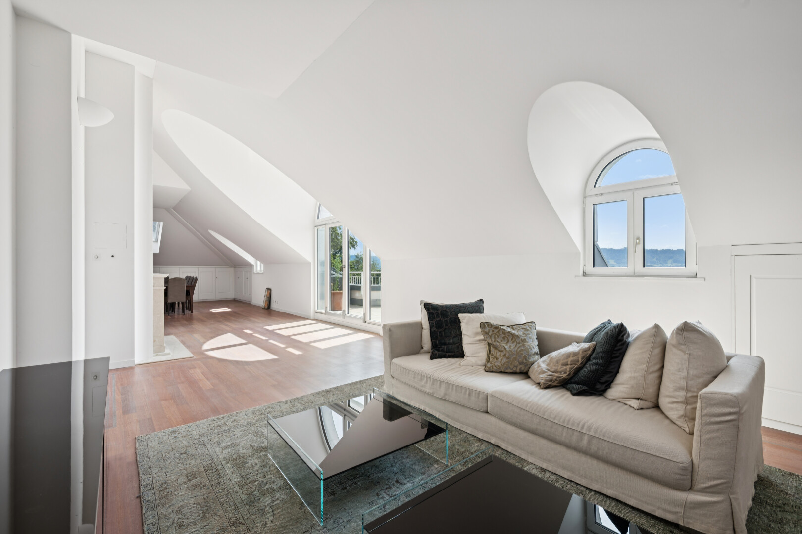 wohnzimmer mit holzfußboden, wood finish floor, dachschräge, vaulted ceiling, und day time
