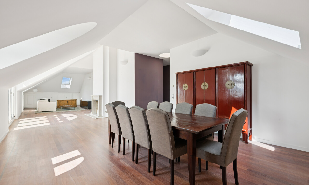 esszimmer mit dachschräge, vaulted ceiling, holzfußboden, wood finish floor, und zusätzliches zimmer