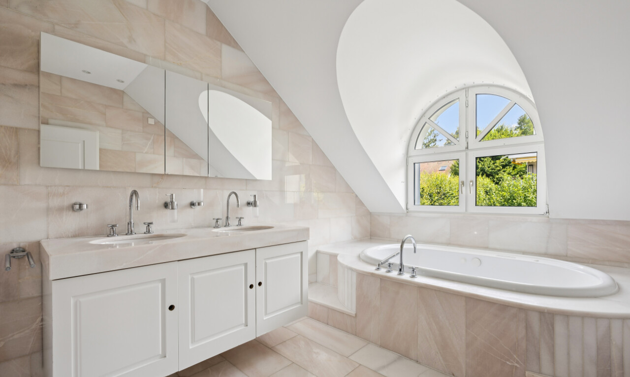 bad mit doppelwaschtisch, komplettes badezimmer, bad, light floor, und fliesenwand