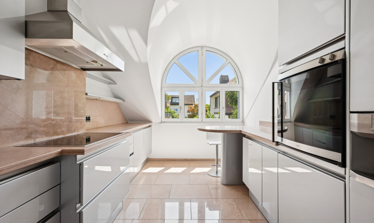 küche mit dunstabzugshaube, light floor, arbeitsplatten, light countertops, und day time