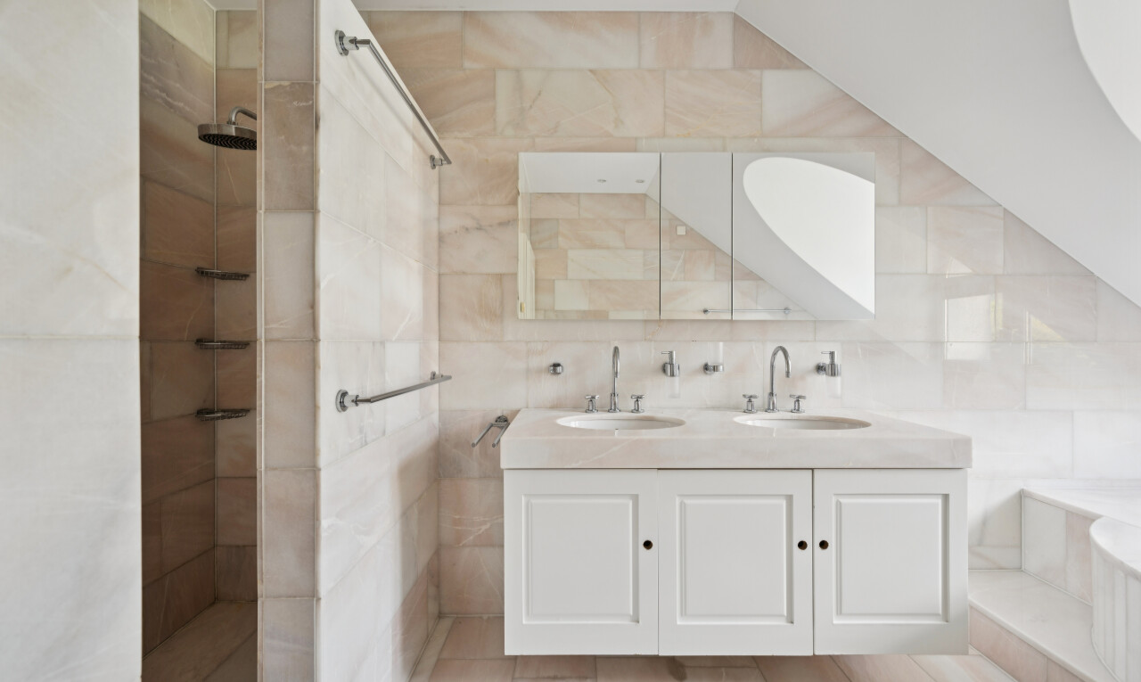 bad mit doppelwaschtisch, komplettes badezimmer, tile wall, fliesenwand, und waschbecken