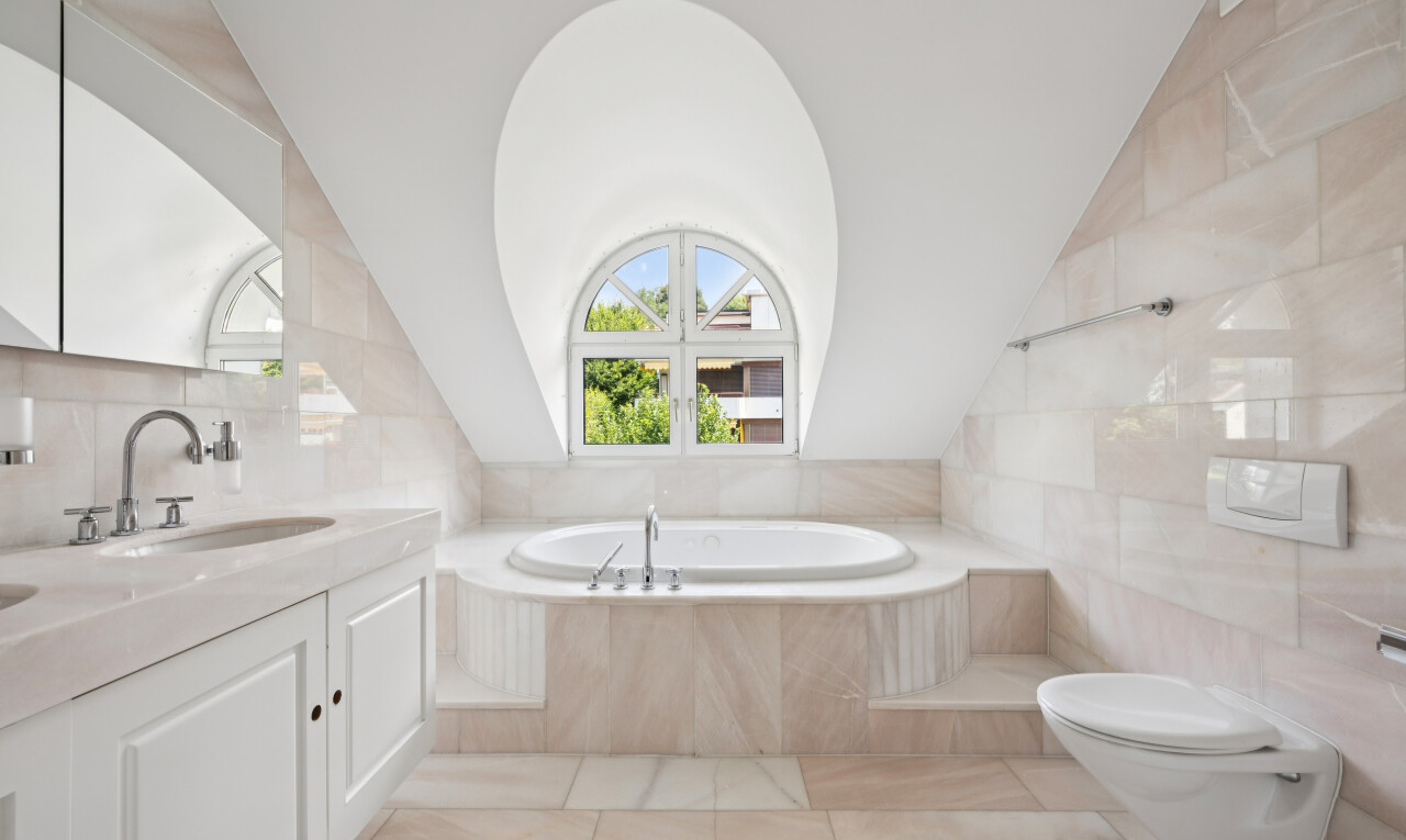 bad mit komplettes badezimmer, schminktisch, fliesenwand, tile wall, und light floor