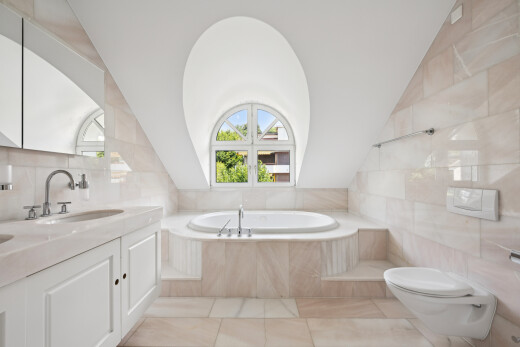 bad mit komplettes badezimmer, schminktisch, fliesenwand, tile wall, und light floor