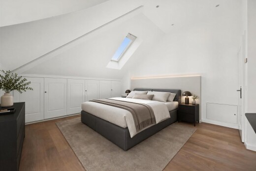 zimmer / schlafzimmer mit dachfenster, dachschräge, vaulted ceiling, holzfußboden, und wood finish floor