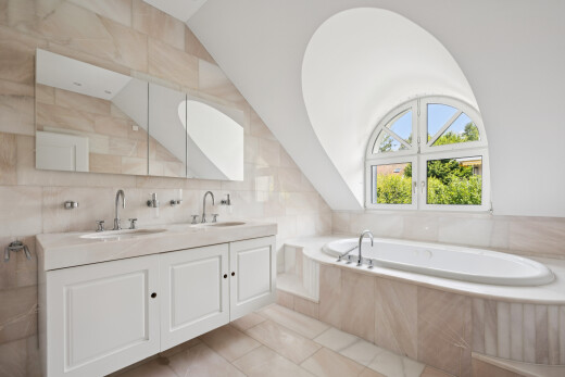 bad mit doppelwaschtisch, komplettes badezimmer, bad, light floor, und fliesenwand