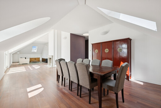 esszimmer mit dachschräge, vaulted ceiling, holzfußboden, wood finish floor, und zusätzliches zimmer