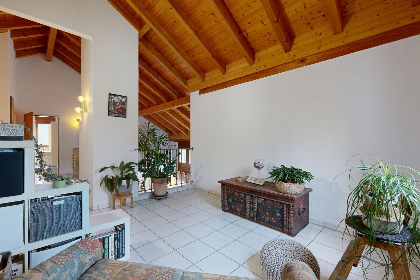 salon avec high ceiling, plafond haut, vaulted ceiling, plafond voûté, et wood ceiling