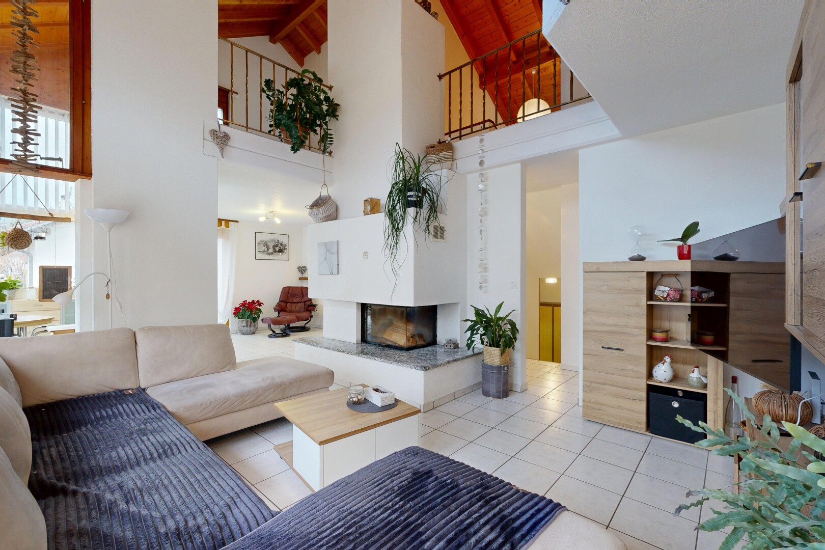 salon avec plafond haut, high ceiling, sol en carrelage, tile floor, et cloison sèche
