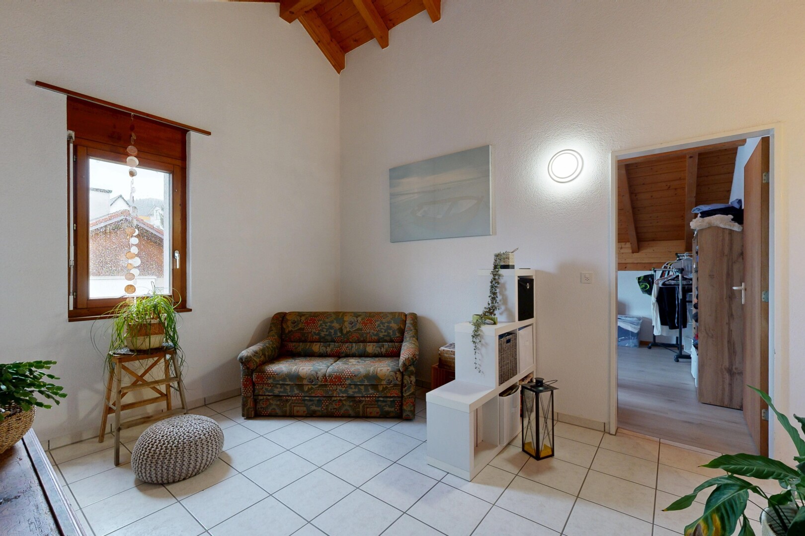 salon avec plafond voûté, vaulted ceiling, plafond haut, high ceiling, et plafond à poutres