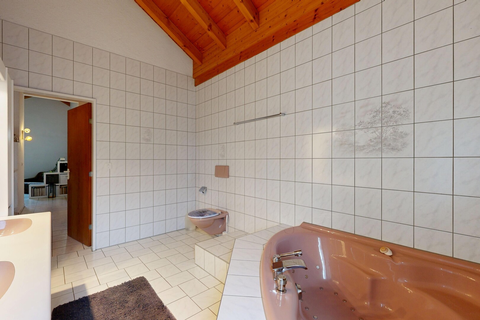 salle de bains avec mur en carrelage, tile wall, sol en carrelage, tile floor, et bain