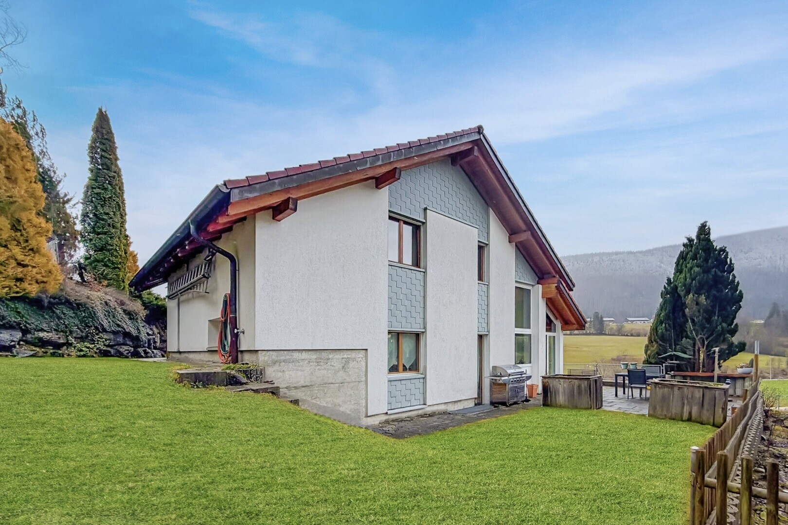 façade avec bardage en bardeaux, from property, pelouse, day time, et terrasse