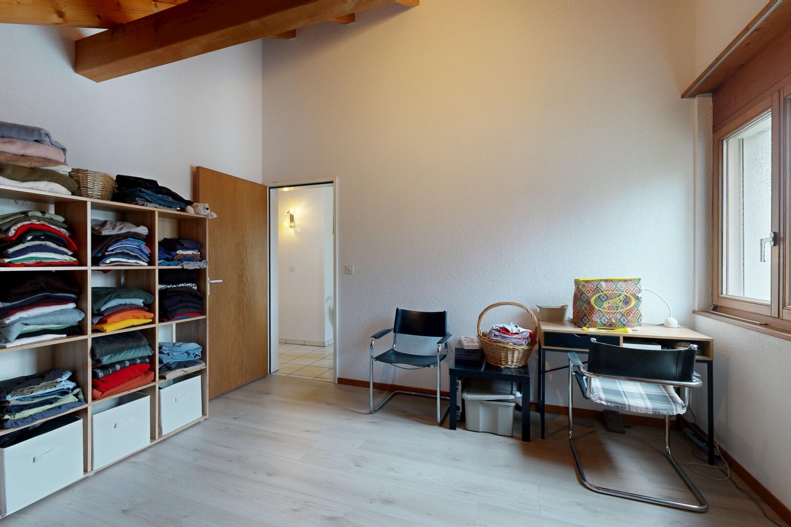 bureau avec wood finish floor, sol en finition bois, inside property, natural light, et lumière naturelle