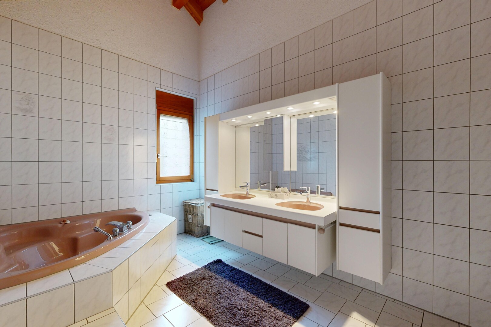 salle de bains avec salle de bain complète, mur en carrelage, tile wall, double vasque, et sol en carrelage