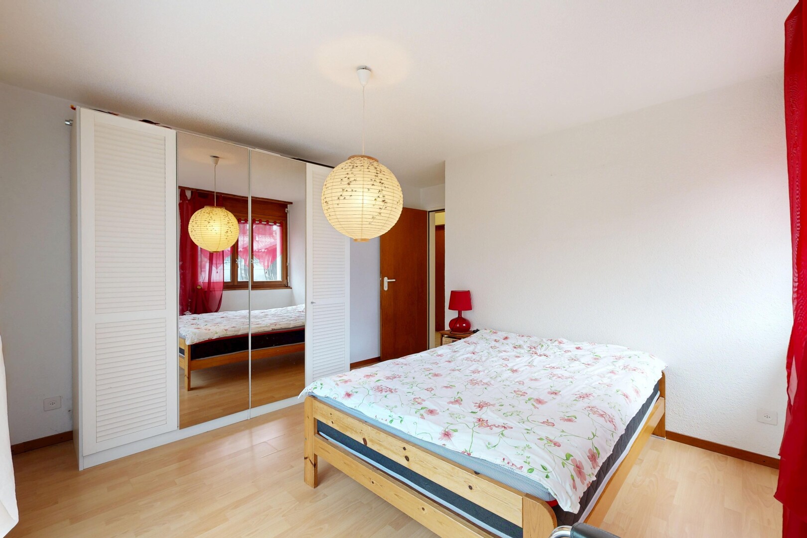 chambre avec sol en finition bois, wood finish floor, cloison sèche, drywall, et plinthes murales