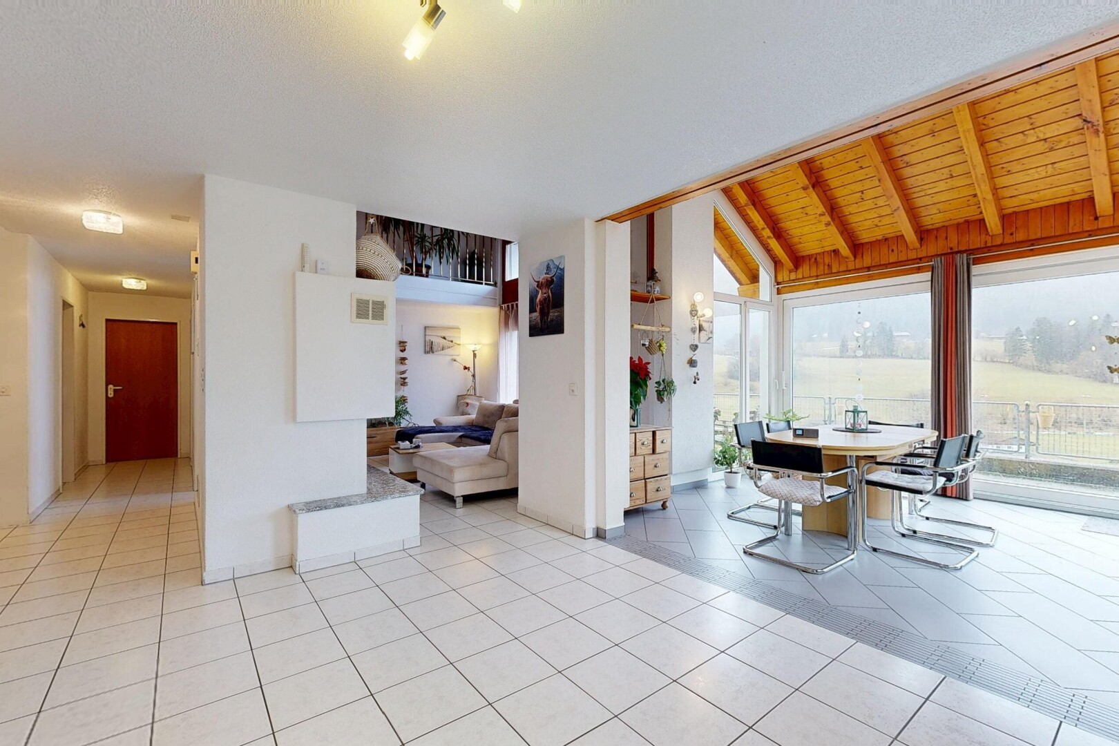 salle à manger avec vaulted ceiling, plafond voûté, natural light, lumière naturelle, et inside community
