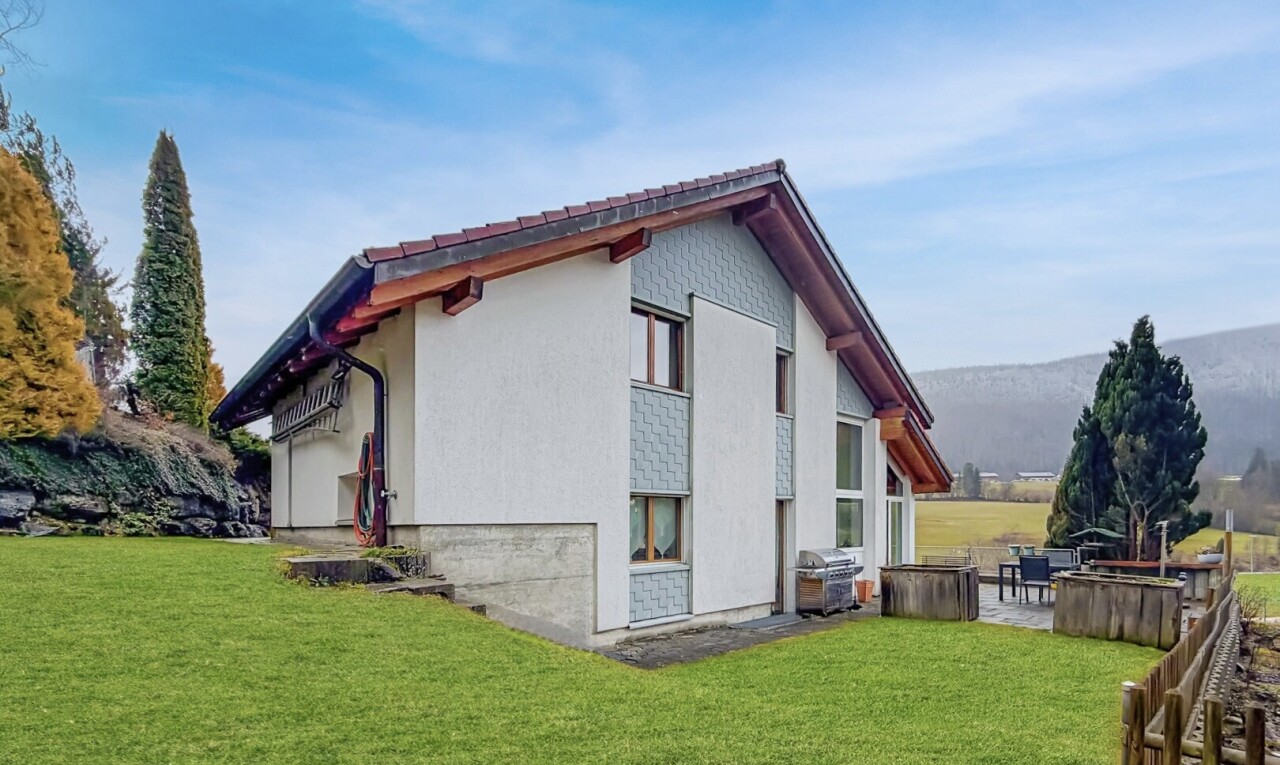 façade avec bardage en bardeaux, from property, pelouse, day time, et terrasse