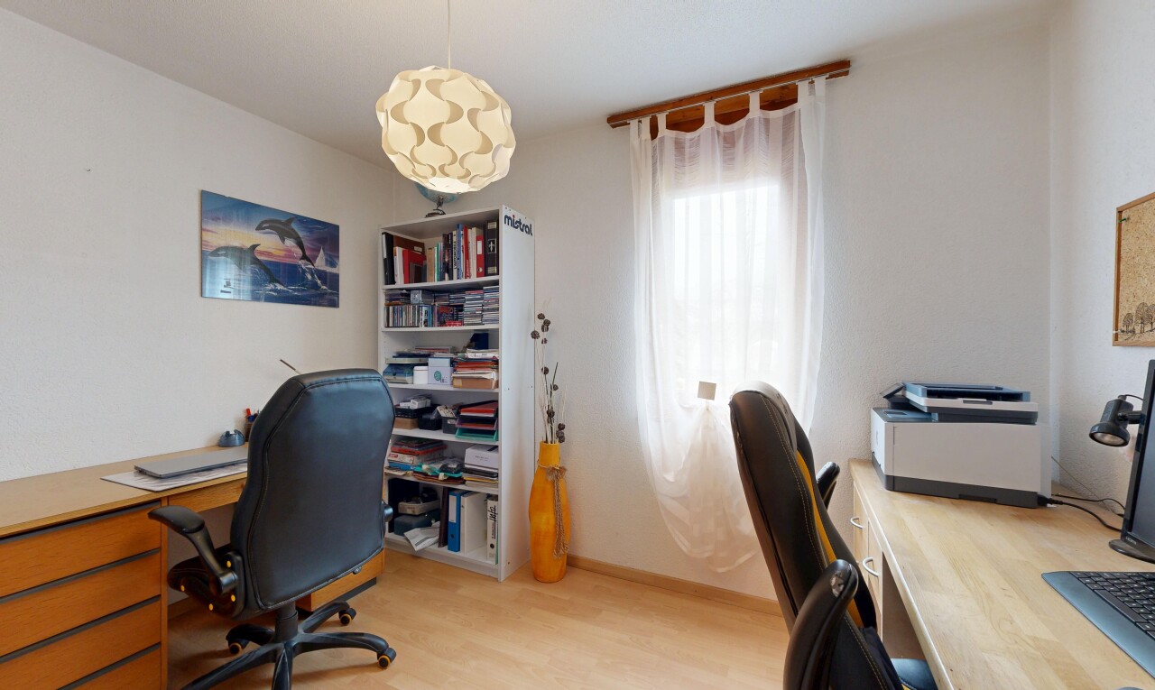 bureau avec espace bureau, lumière naturelle, natural light, sol en finition bois, et wood finish floor