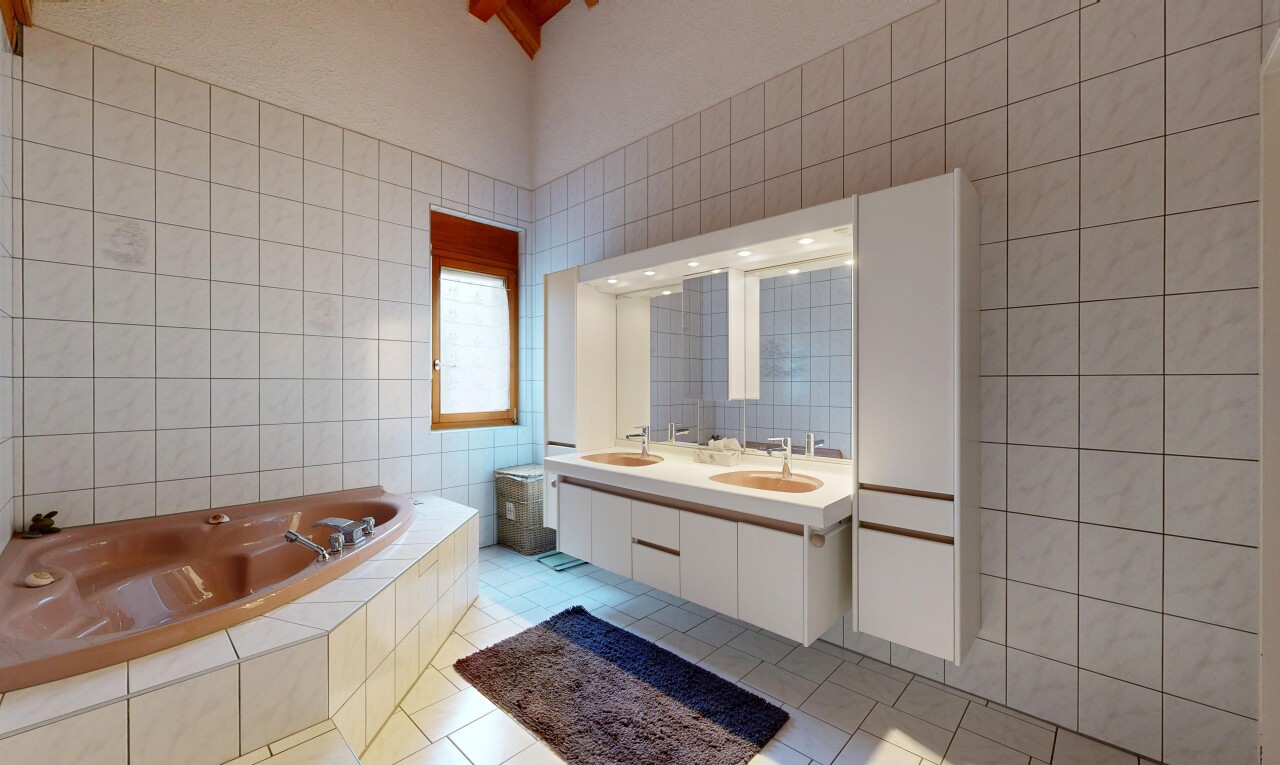 salle de bains avec salle de bain complète, mur en carrelage, tile wall, double vasque, et sol en carrelage