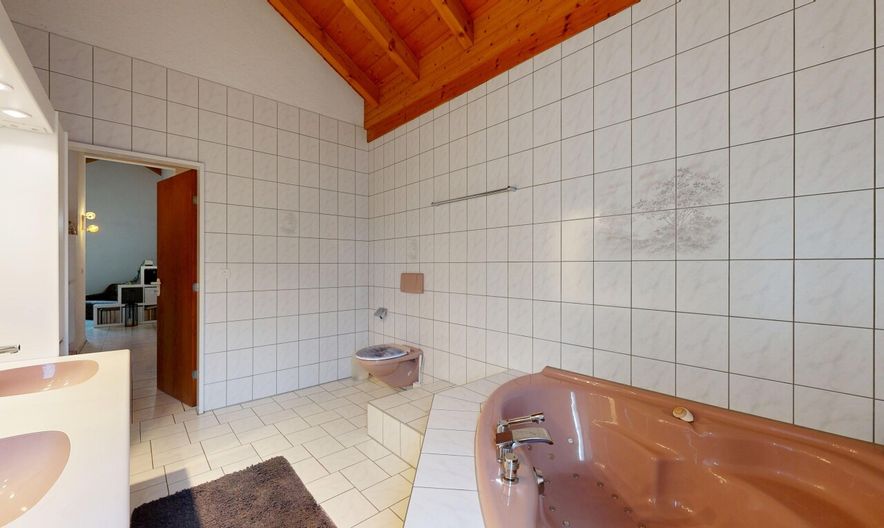 salle de bains avec mur en carrelage, tile wall, sol en carrelage, tile floor, et bain