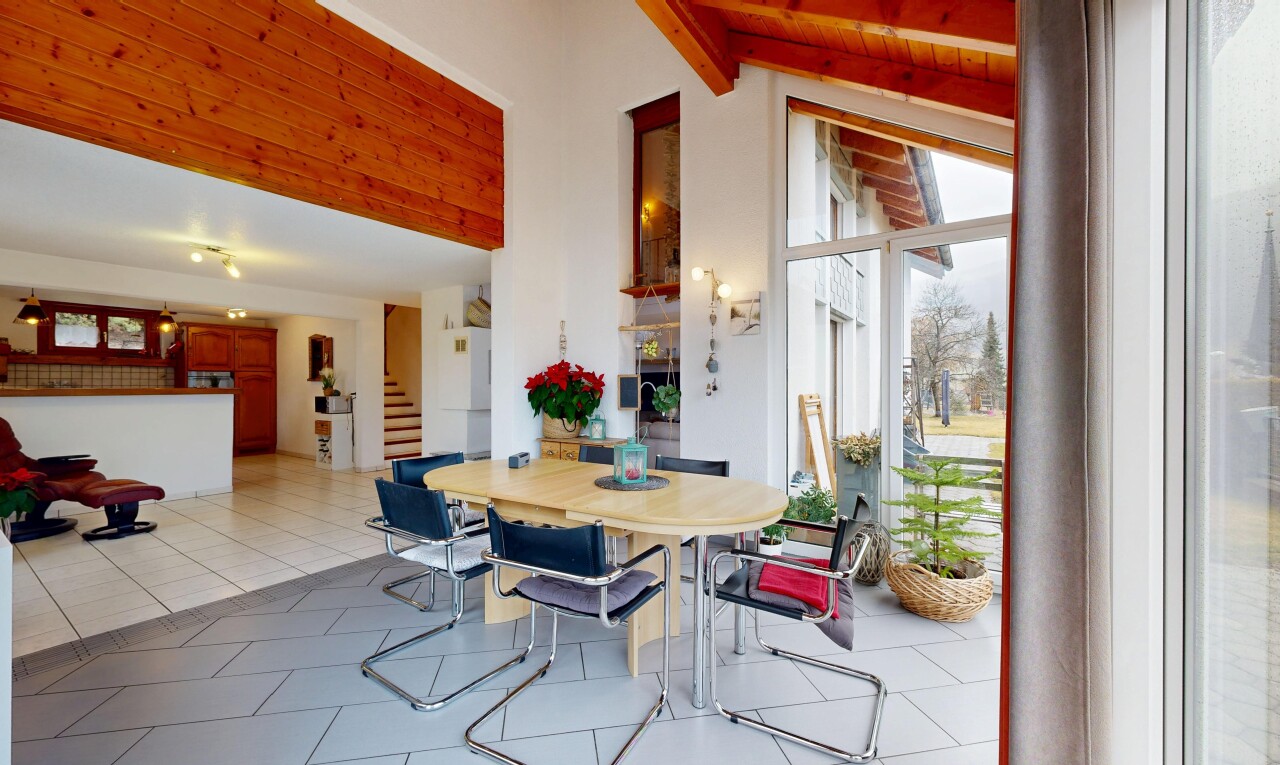 salle à manger avec escaliers, plafond haut, high ceiling, cloison sèche, et drywall