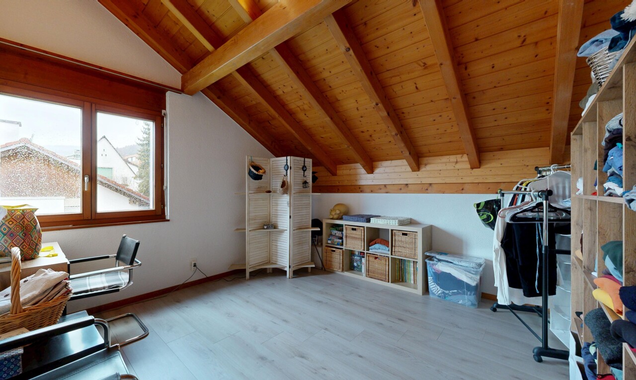 espace intérieur avec inside property, natural light, lumière naturelle, wood ceiling, et plafond en bois